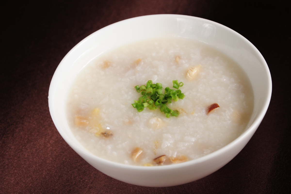 Một bát cháo ấm lót bụng sẽ giúp bảo vệ dạ dày tốt hơn